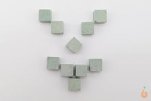Lade das Bild in den Galerie-Viewer, Aqua Birne - Premium Mineral Cubes | Mineralien Würfel für das Aquarium - Spirulina-Mix