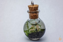 Lade das Bild in den Galerie-Viewer, Aqua Birne - Mini Aquarium Kette / Halskette | Handmade