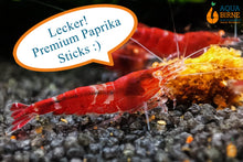 Lade das Bild in den Galerie-Viewer, Red Lapiz Garnele | Orange Eye / OE | Caridina sp. frisst Aqua Birne Premium Paprika Sticks
