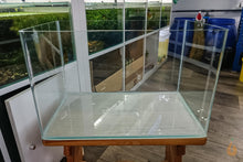 Lade das Bild in den Galerie-Viewer, Aqua Birne - Garnelen Nano Aquarium | Aquascaping Becken mit abgerundeten Ecken
