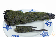 Lade das Bild in den Galerie-Viewer, Driftwood Aquarium Wurzel mit Moos aufgebunden
